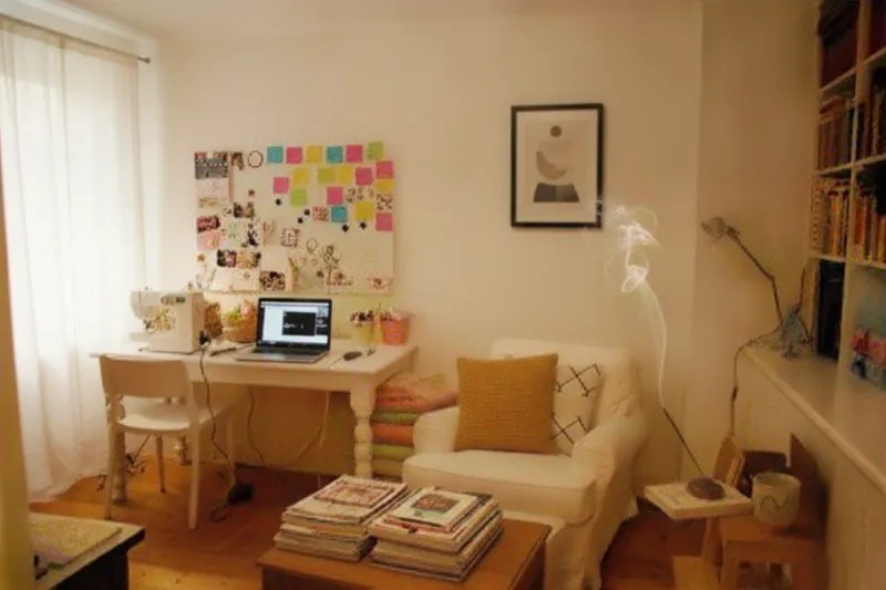 인센스 스틱에서 피어오르는 연기가 따뜻한 빛 속에서 잔잔히 흐르는 모습