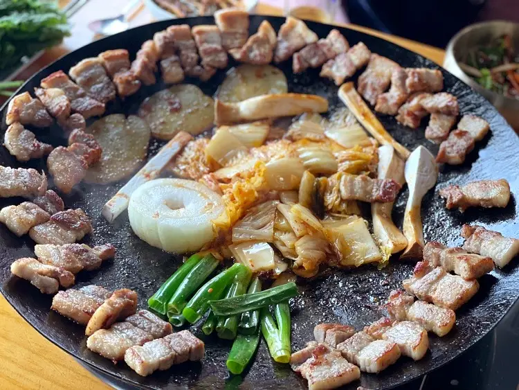 오션뷰 바다 보며 먹는 솥뚜껑에 구운 묵은지 삼겹살 맛있는 곳 추천