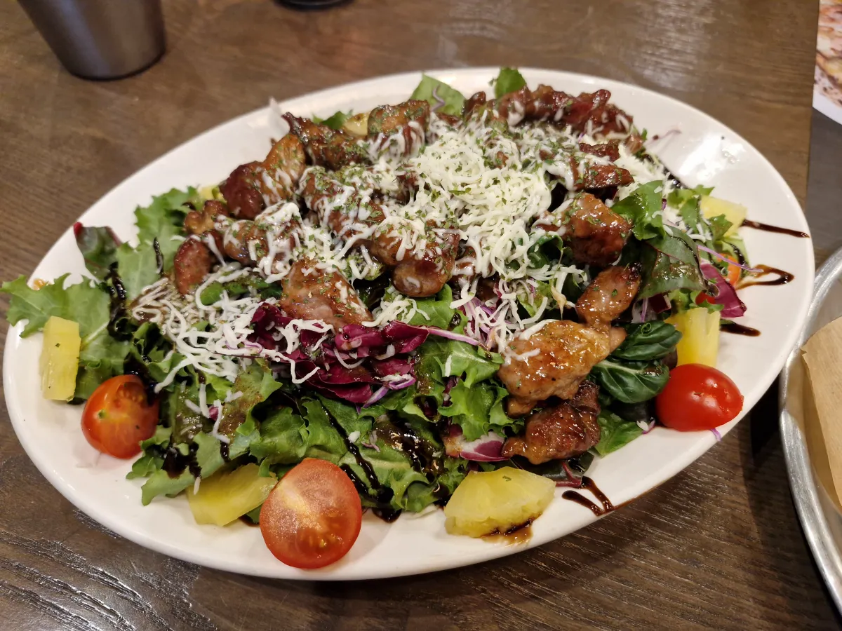 신선한-야채화-스테이크로-플레이팅-되어있는-샐러드