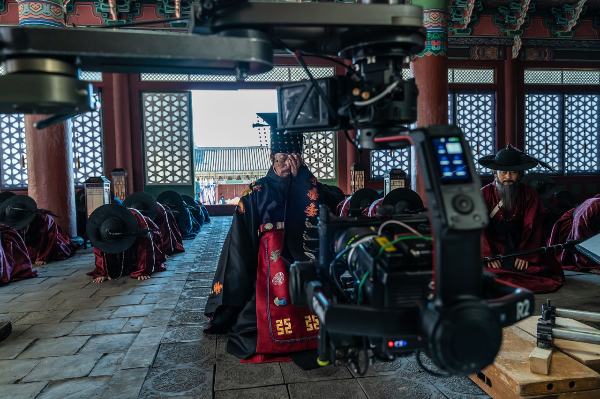 영화 올빼미의 인조 역 배우 유해진의 촬영 모습