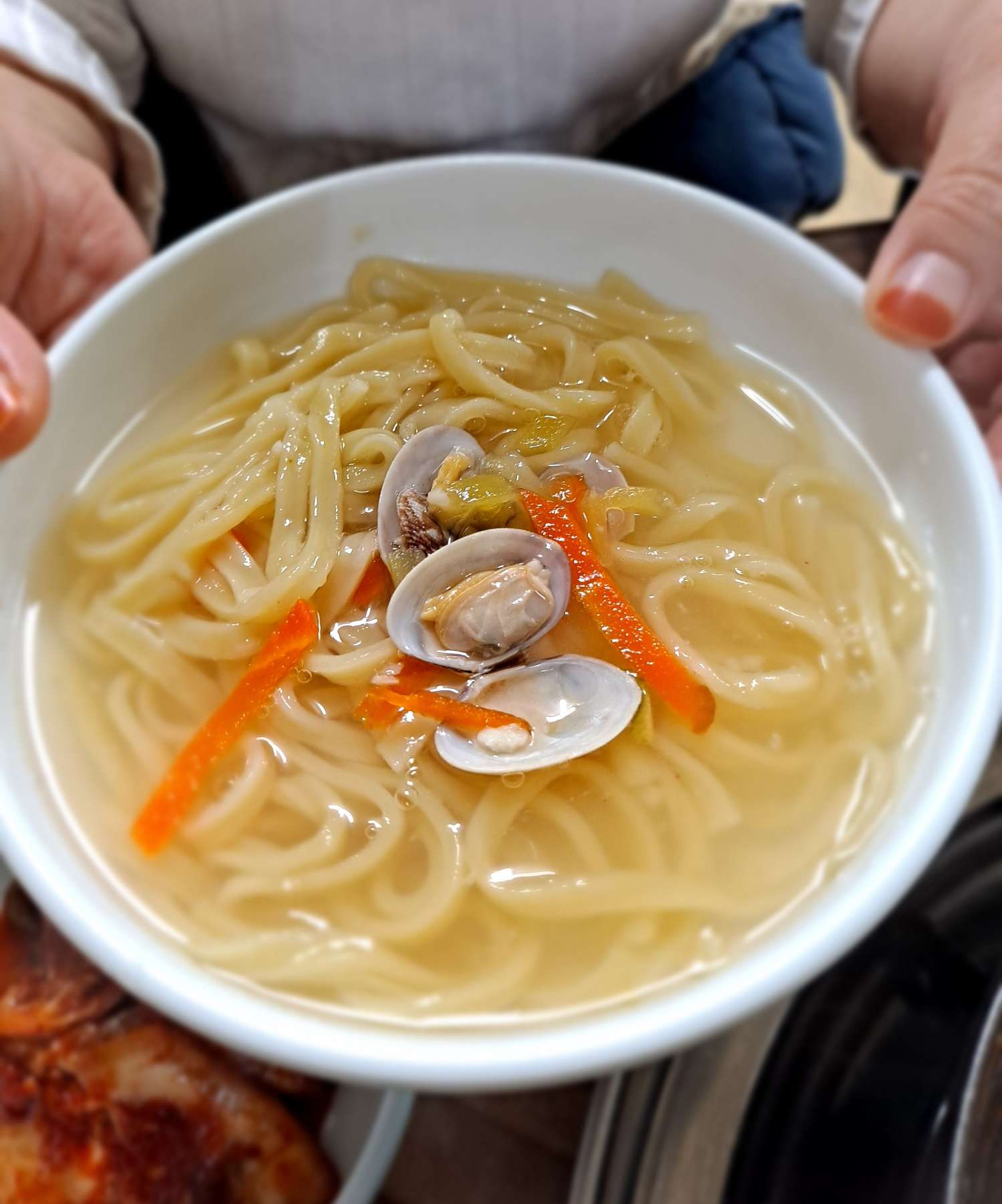 바지락칼국수 앞접시에 덜다