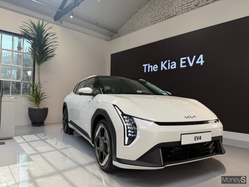 EV4는 1회 충전 시 최대 주행거리는 533㎞를 갈 수 있어 현대차 그룹 전기차 중 가장 긴 주행거리를 자랑한다. 사진은 진은 지난 26일 기아 언플러그드 그라운드에서 진행된 EV4 미디어 프리뷰 행사에서 모습을 드러낸 EV4의 모습.