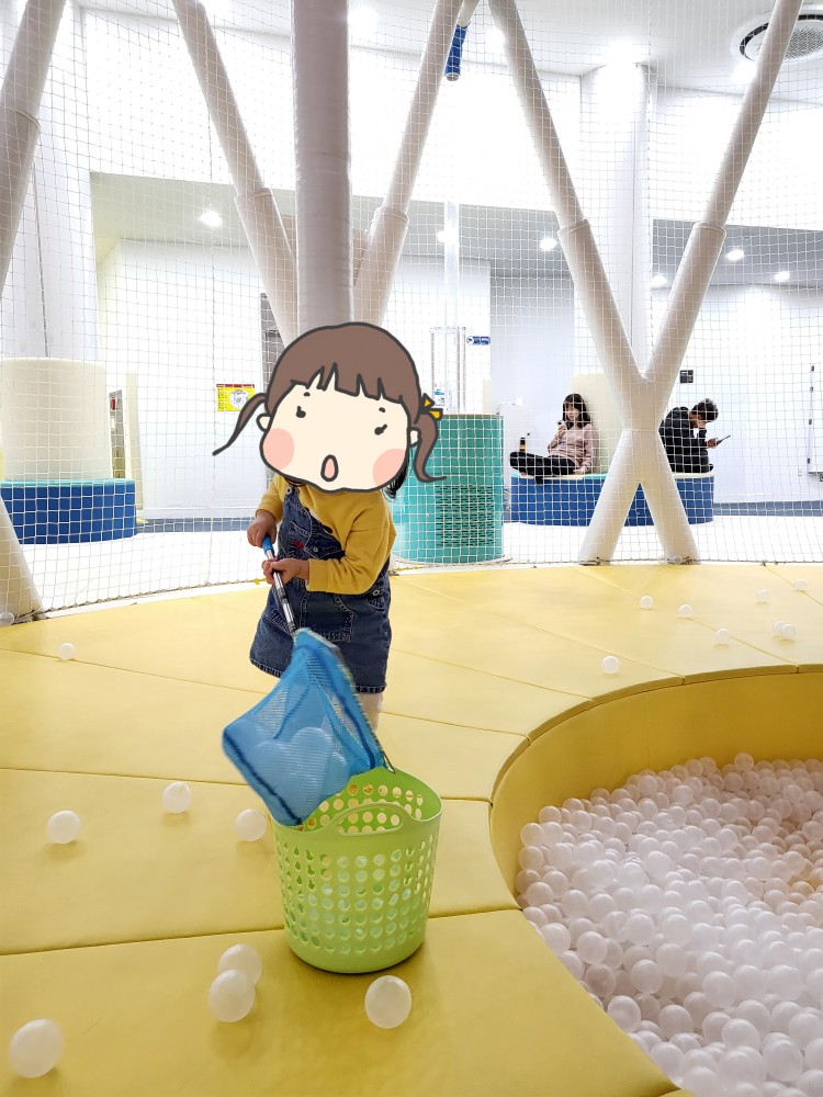 공을 모으는 아기