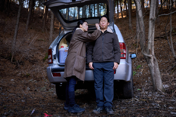 배우 김고은과 유해진이 영화 &#39;파묘&#39;(감독 장재현)에서 호흡을 맞추고 있다. [사진=(주)쇼박스]