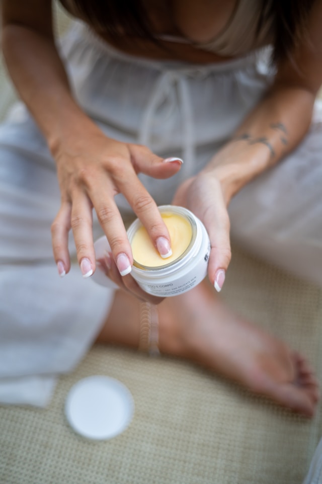 건조한 피부 해결의 정석: 수분 채우고 오일로 잠그는 7스킨법 & 밀폐 보습 가이드