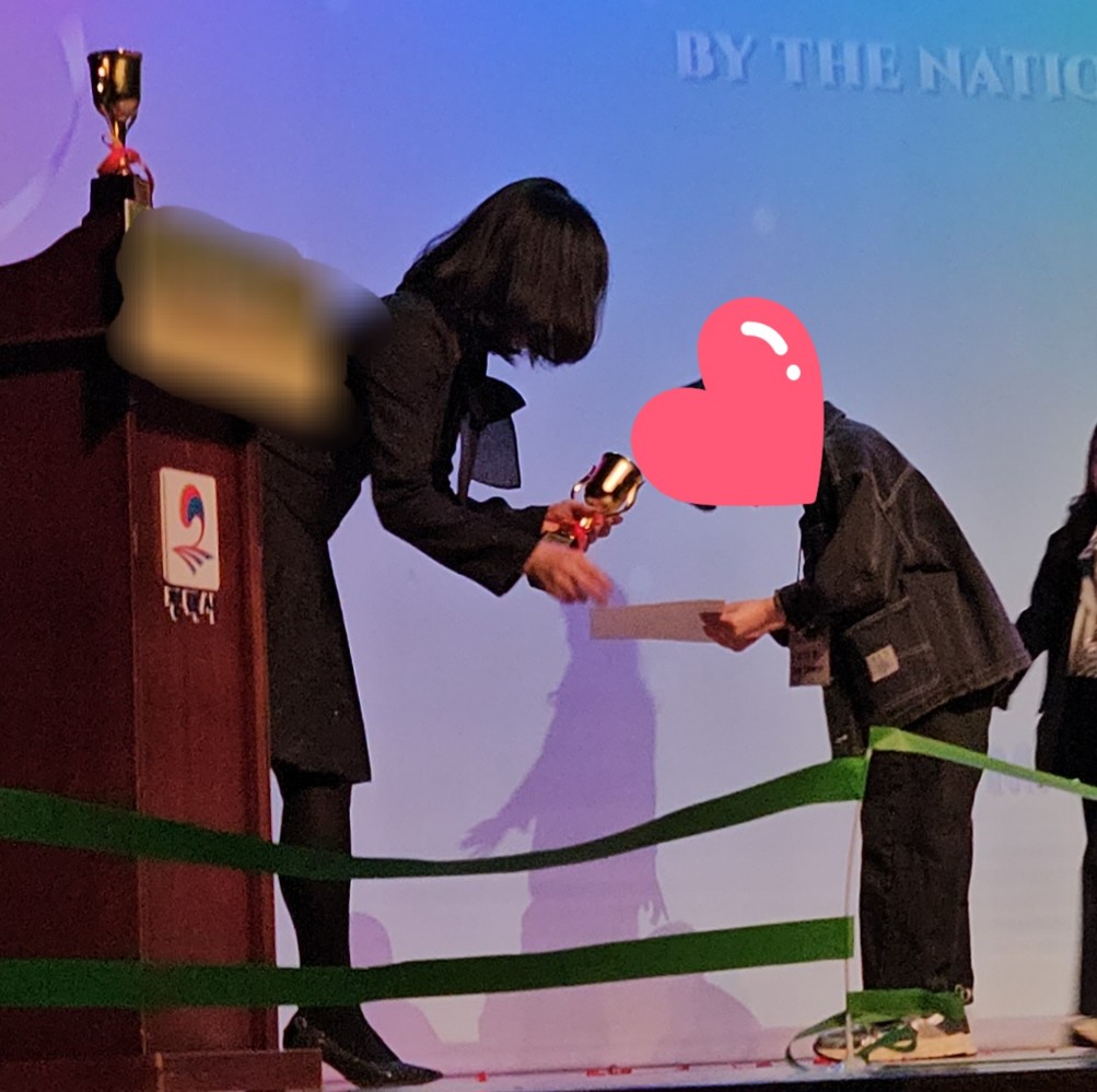 발표회를 마치고 참가했던 모든 아이들에게 증정된 상장과 트로피 시상식