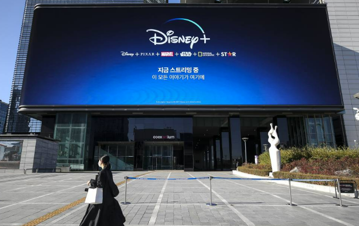 서울 강남구 코엑스 대형 전광판에 디즈니플러스(디즈니+) 광고가 상영되고 있는 모습. 2021.11.12./사진제공=뉴시스