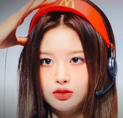 설윤 해피밀 모자