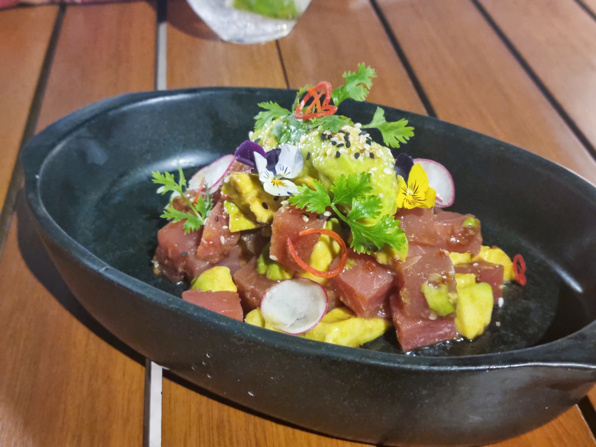 루아 그릴 앤 바 메뉴 중 아보카도 튜나 샐러드