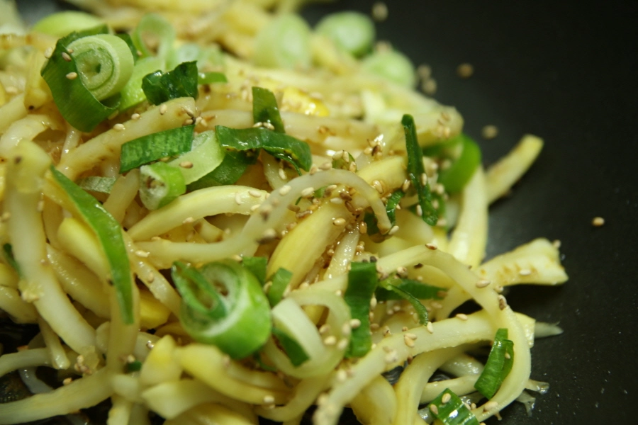 도라지나물 볶음 재료 넣은 모습