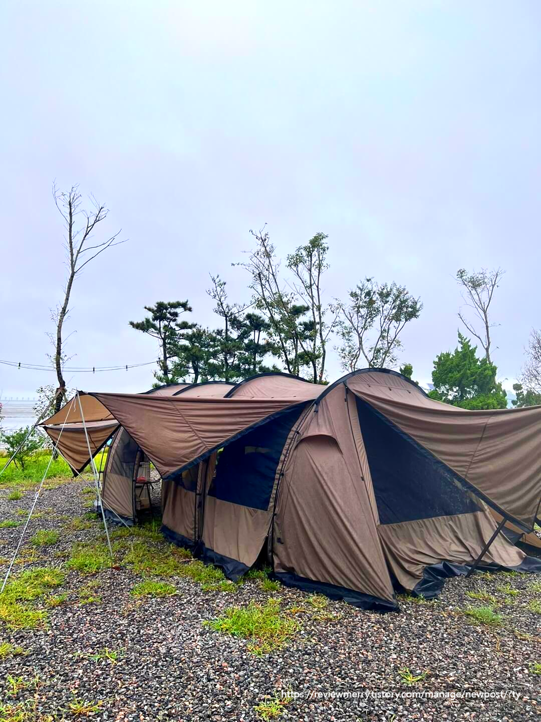 피칭한 텐트 사진