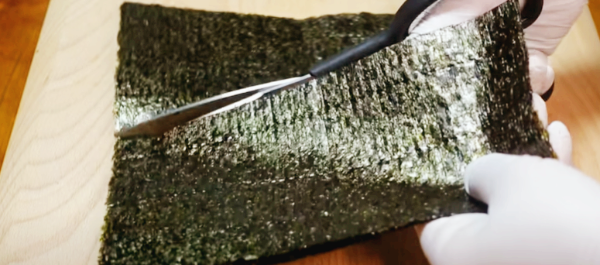 김밥용 김을 자르고 있습니다