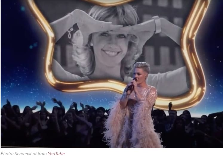 고 '올리비아 뉴튼-존'을 위한 감동적인 헌사 공연 VIDEO:Pink Performs ‘Hopelessly Devoted to You’ as a Moving Tribute to Olivia Newton-John