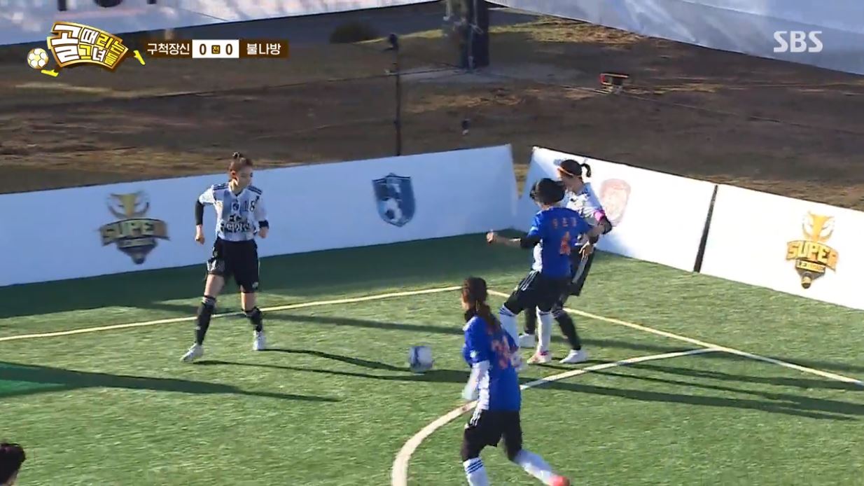 이현이가 볼을 밀어주는 장면