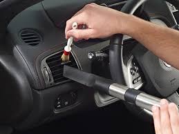 실내 세차 에어벤트 세척 장면