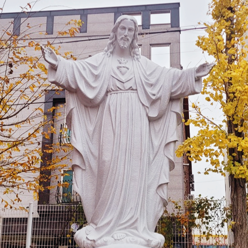 사진은 군산 소룡동성당에 있는 예수성심상입니다.