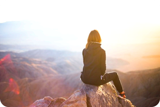 산 정상에 앉아있는 여성