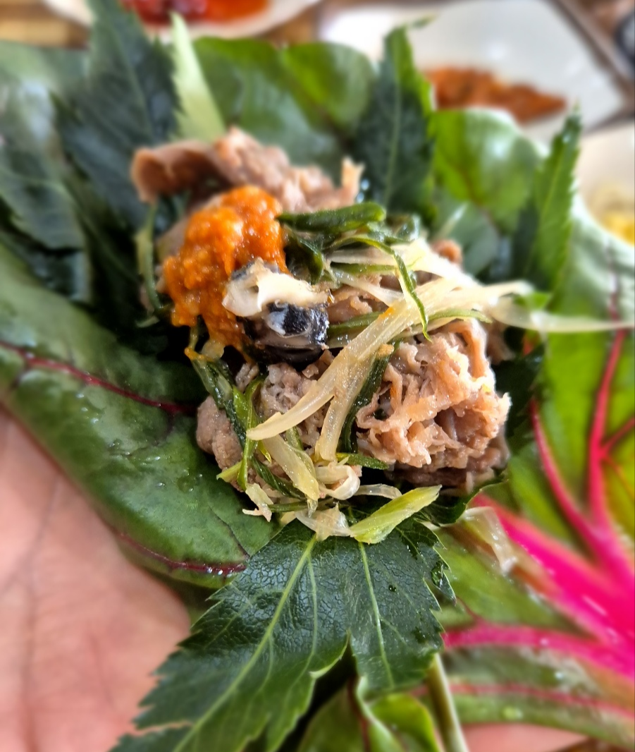 쌈에 올라간 각종 채소와 함께 올라간 소불고기