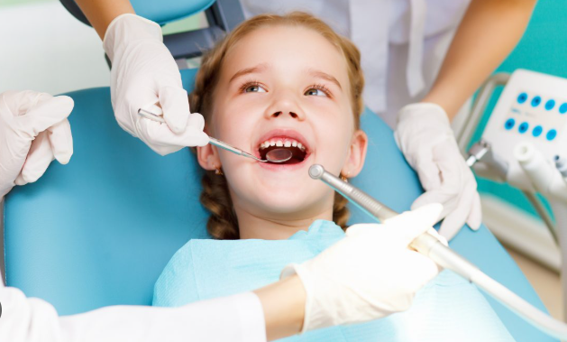 구강 치료를 받고 있는 어린이 사진