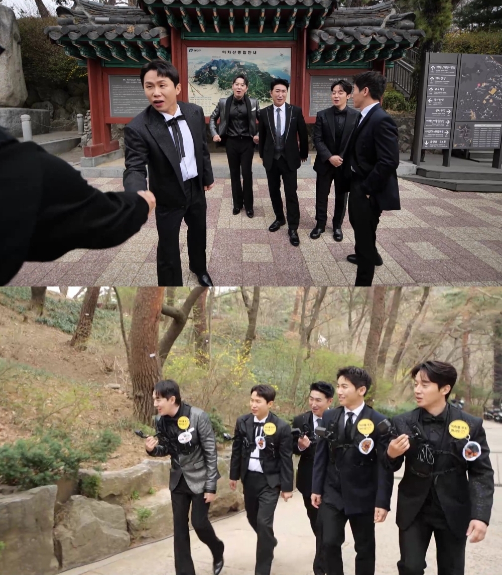 정장을 입은 다섯 멤버가 아차산 입구와 숲길에 있는 장면을 모은 사진