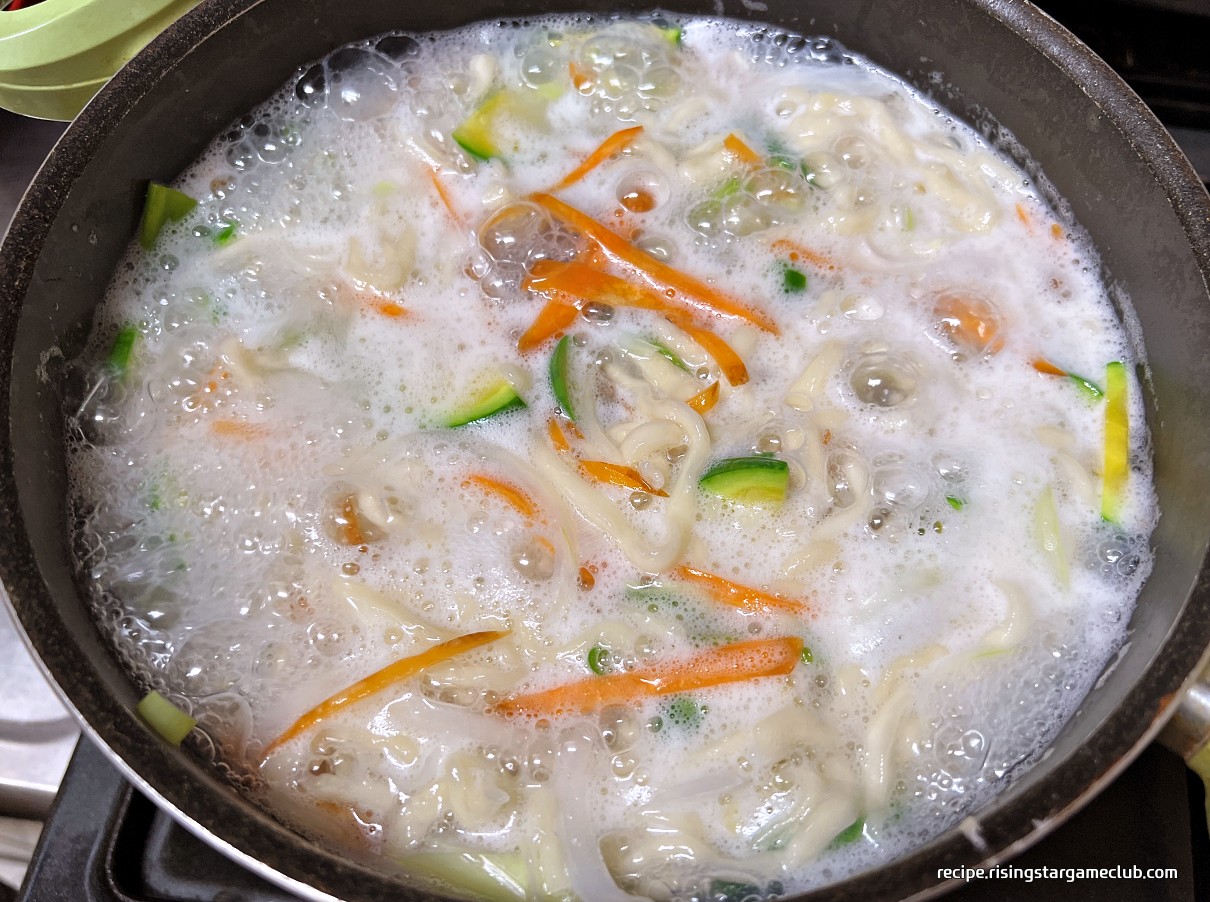 바지락 칼국수를 끓이는 사진