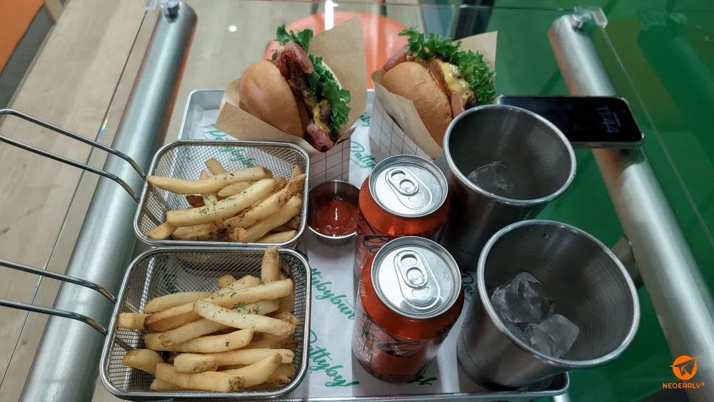 패티바이번 베이컨 치즈 버거 세트 구성입니다.