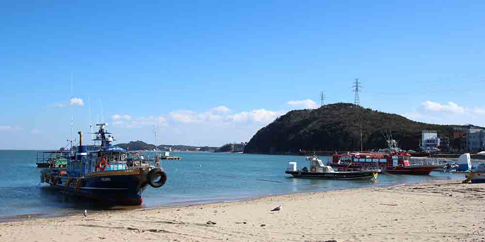 섬마을 해변에 고기배