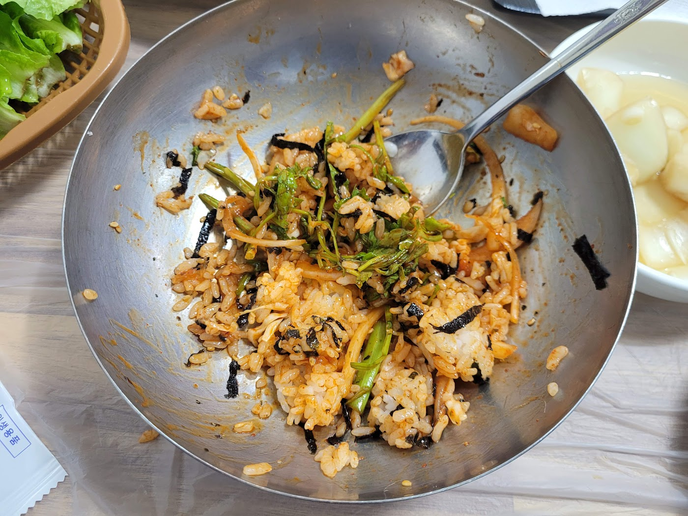 멸치회무침으로 비빔그릇에 비빔밥을 만든 모습