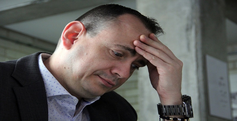 어지럼증을 느끼고 머리에 손을 얹고 있는 남자