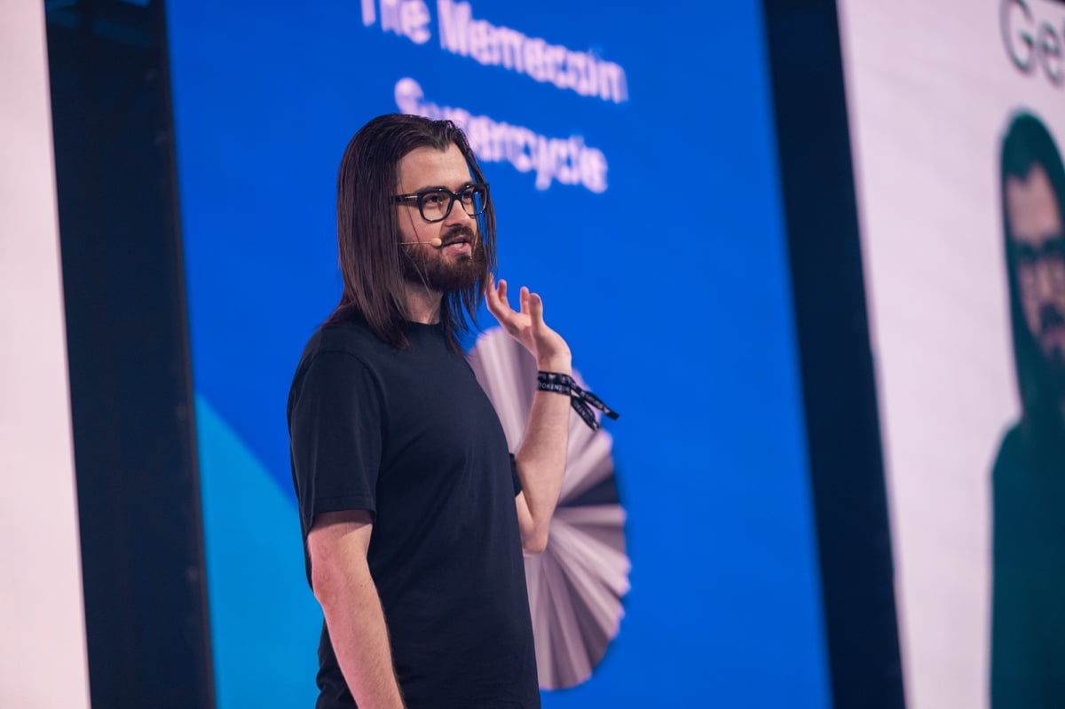 무라드 마무도프가 싱가포르에서 개최된 TOKEN2049에 참석해 발표하고 있다.