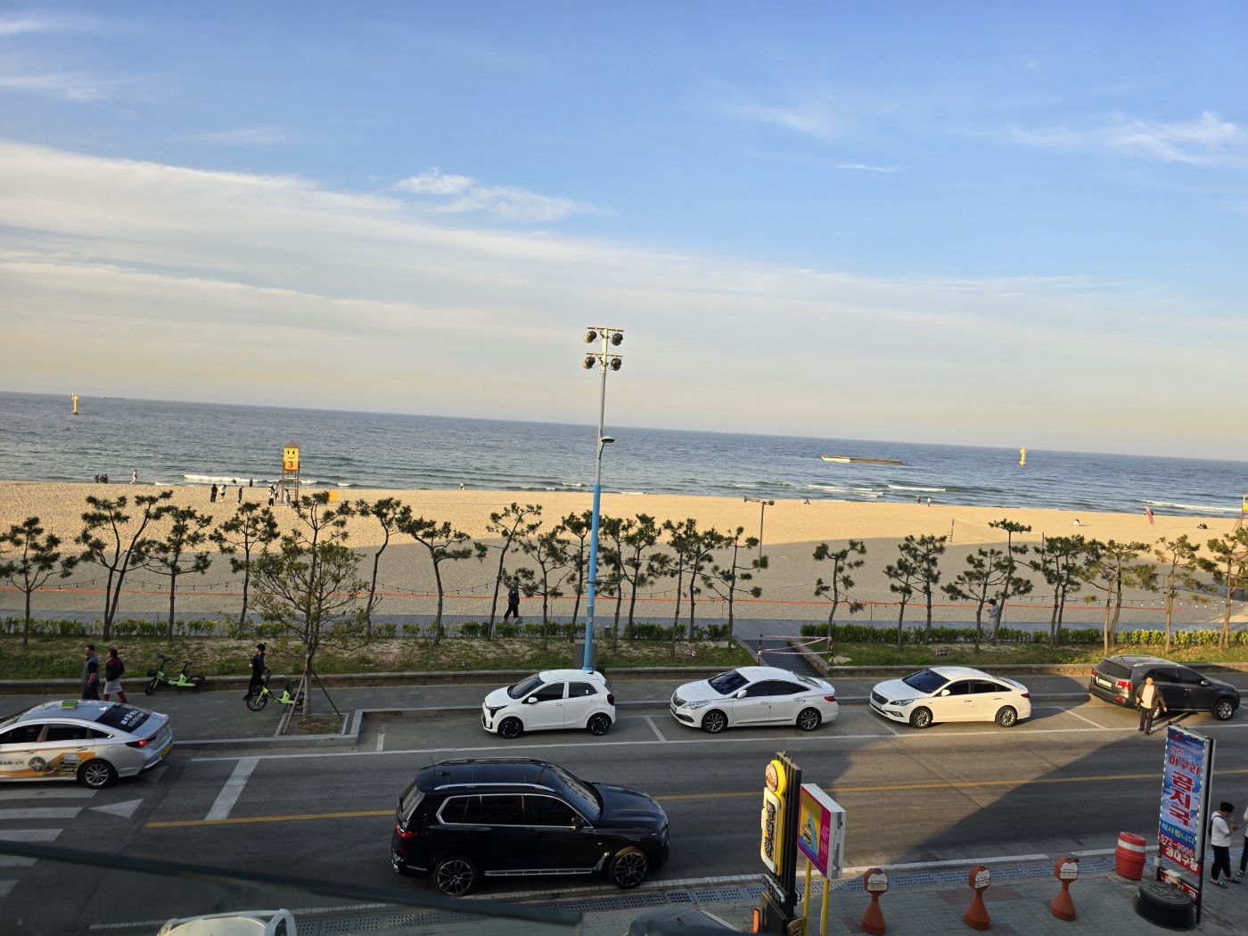 대기하는 곳에서 보이는바다