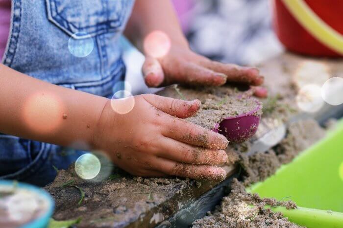 모래놀이를-하고있는-아이