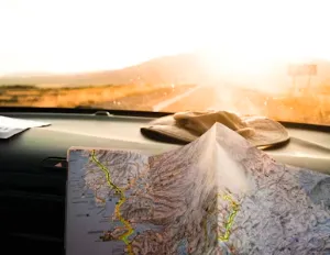 지도를 펼치고 있는 모습