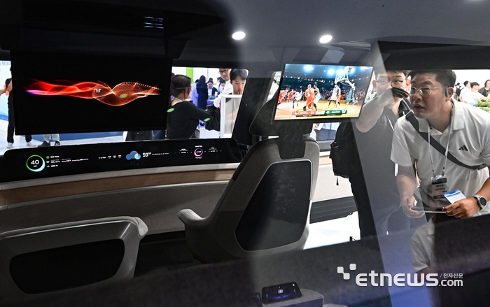 삼성디스플레이가 지난해 8월 열린 '2024 K-디스플레이 전시회'에서 운전석부터 조수석까지 차량 전면부을 일체형으로 이은 '필러투필러' OLED 디스플레이를 선보였다.