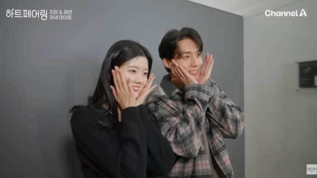 인생네컷 사진찍는 지민과 제연