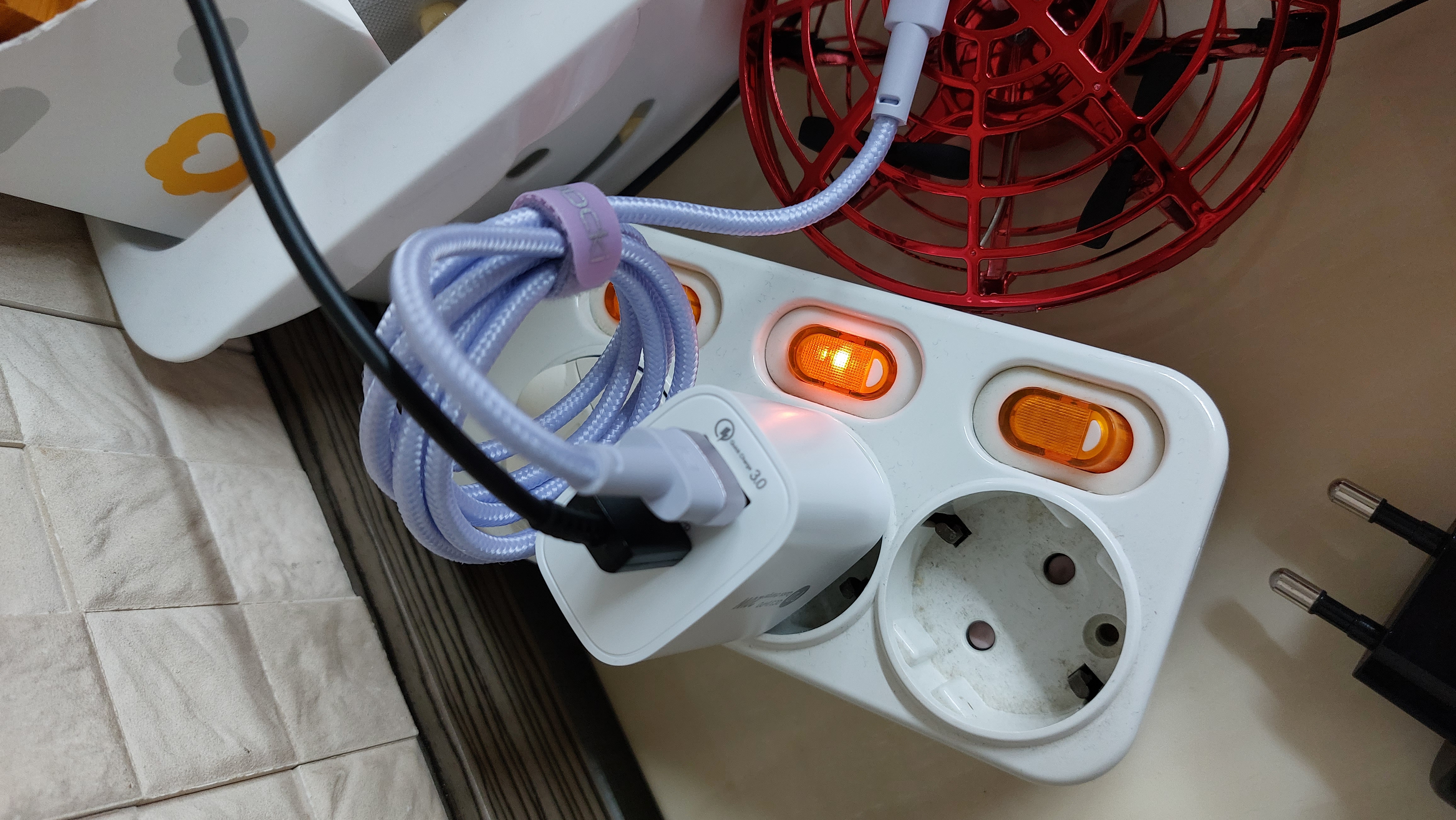 알리 익스프레스 듀얼 충전기에 삼성전자 25와트 충전 C핀케이블 과 TOOCKI A TO C핀 케이블 연결 사진