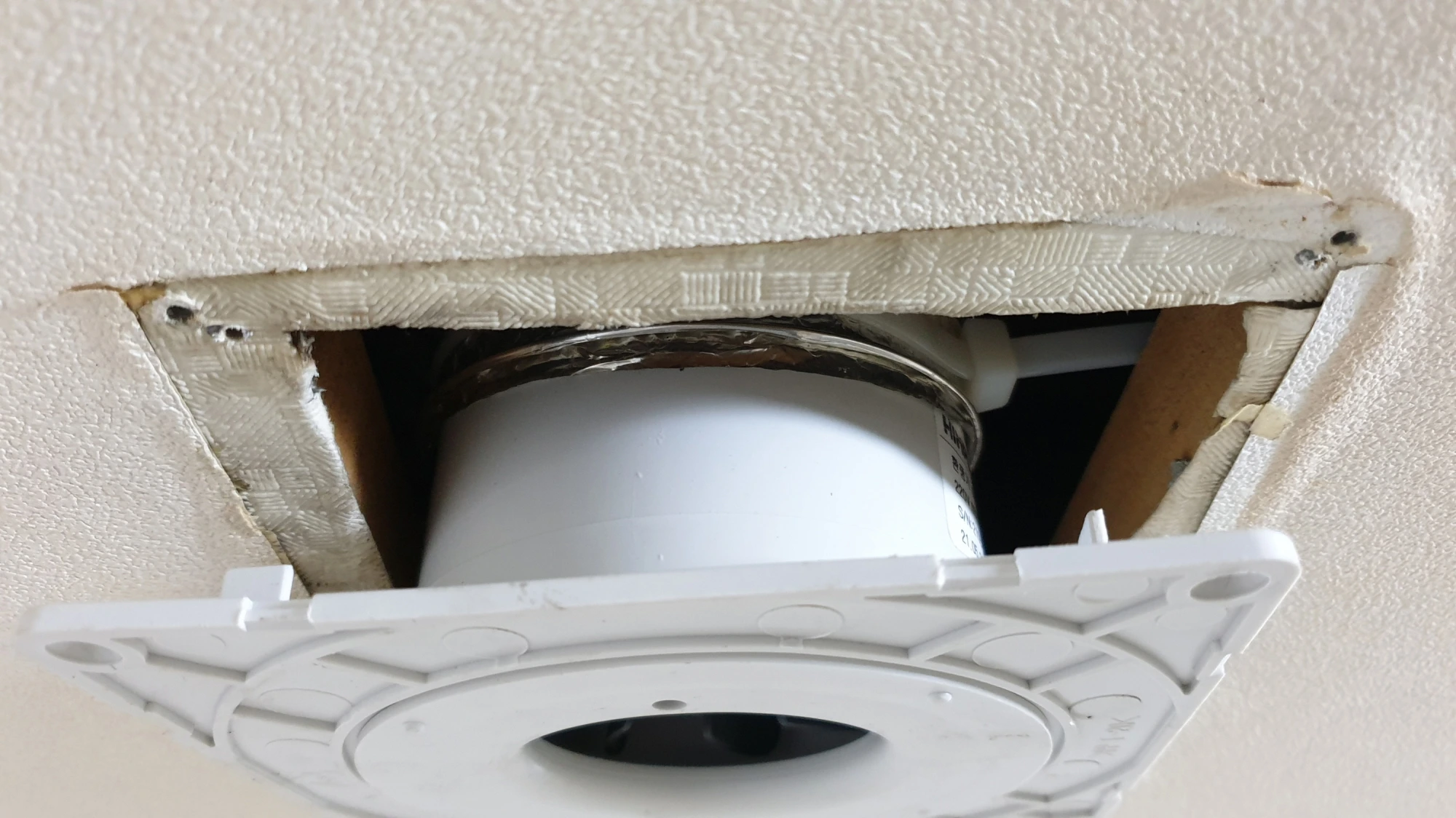 환풍기 고정하는 모습