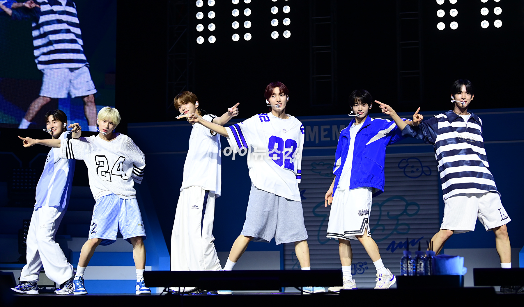 그룹 투어스(TWS)가 24일 오후 서울 용산구 블루스퀘어에서 열린 두 번째 미니앨범 '서머 비트!(SUMMER BEAT!)' 발매 기념 쇼케이스에서 타이틀곡 '내가 S면 넌 나의 N이 되어줘' 무대를 선보이고 있다. [사진=정소희 기자]