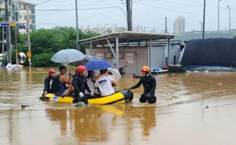 홍수가 발생되어 구조보트에 타고 있는 시민들