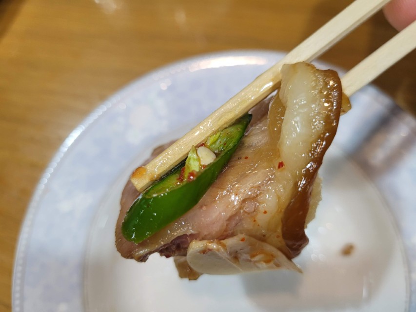 마늘과 청양고추 올린 족발 한 점 클로즈업