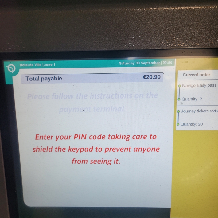 카드를 넣고 나면 카드 비밀 번호를 입력하라고 나온다. 우측 하단의 단말기에 핀번호를 입력한다