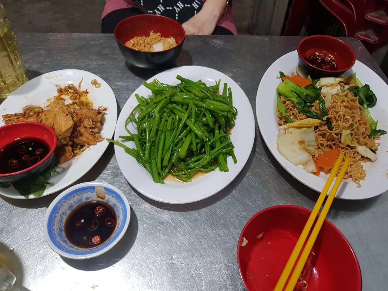 호치민 빈탄군 로컬 술집 Oc Sua - 저녁식사