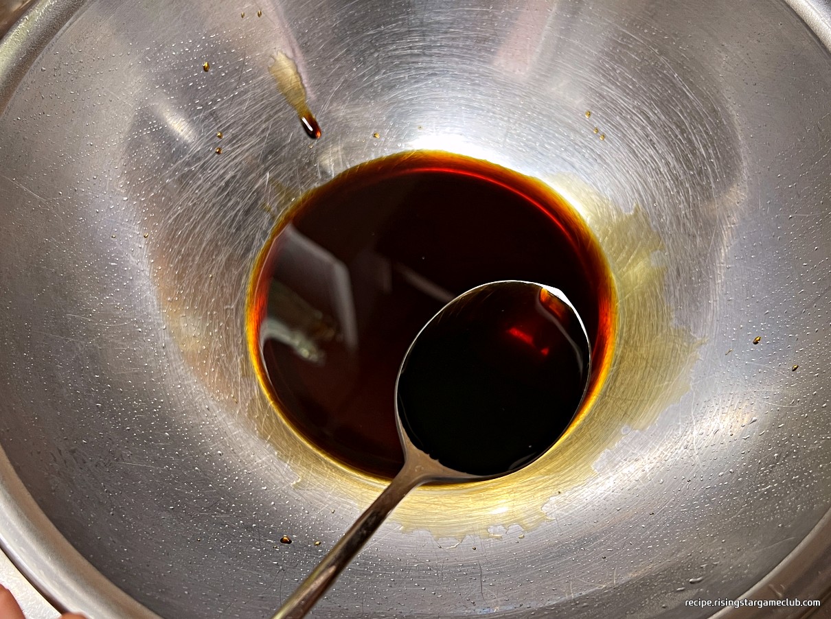 판모밀국수를 찍어 먹을 소스를 만들기 위해 만들어 놓은 쯔유 3T를 넣는 사진