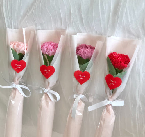 스승의 날 카네이션 한송이씩 포장된 사진