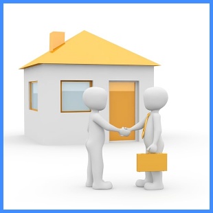 주택 앞에서 악수하는 사람들