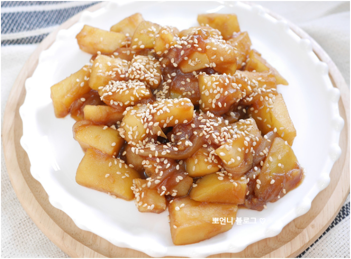 집에서 차분하게 끓여낸 감자조림