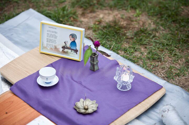 미륵사 잔디밭 위에 놓인 찻잔