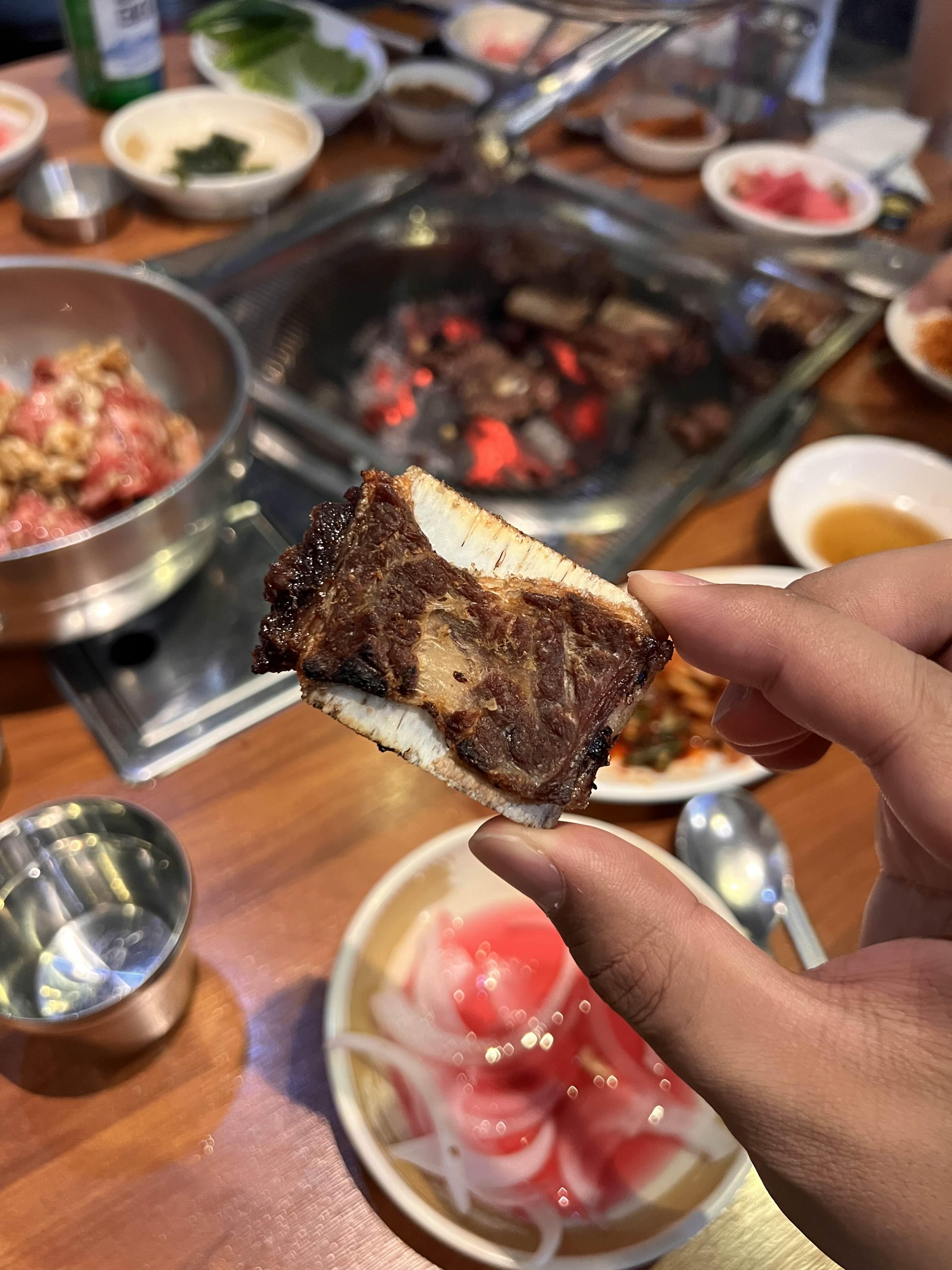 바싹하게 구워진 뼈갈비.
