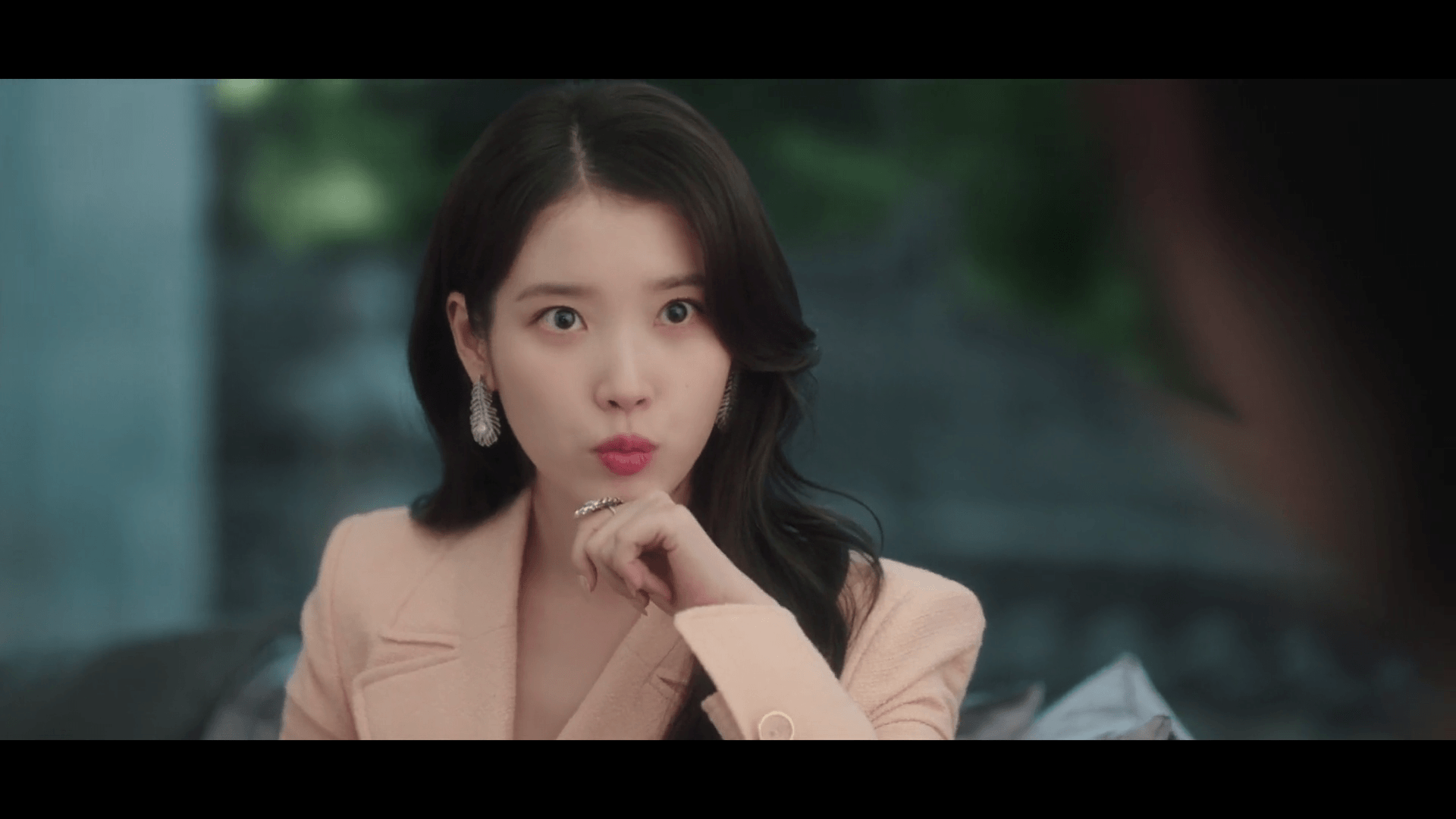 성희주(아이유) 직진 샷: 