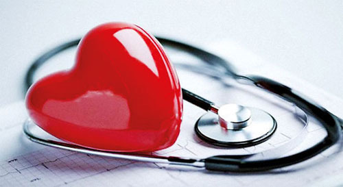 빨간 하트모양 풍선과 청진기